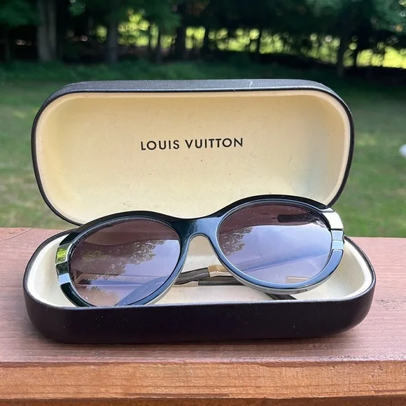 Louis Vuitton (women’s) sunglasses - Picture 8 of 8